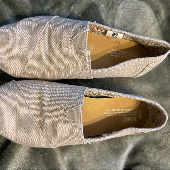 Tom’s VGUC SLIP ON SHOES - Picture 3 of 3